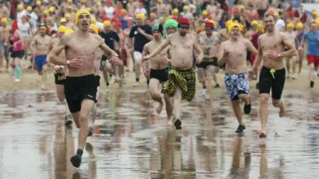 Belgia: Peste 5.000 de participanţi la baia de Anul Nou din Ostende
