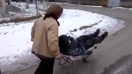 O FEMEIE de la ţară îşi duce bărbatul BEAT acasă, într-o ROABĂ. Atenţie, limbaj VULGAR VIDEO