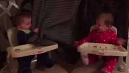 Doi bebeluşi gemeni fac furori pe internet VIDEO
