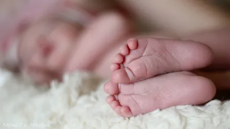 Gest CUMPLIT al unei mame: Şi-a abandonat pruncul de doar câteva zile pe treptele unui spital