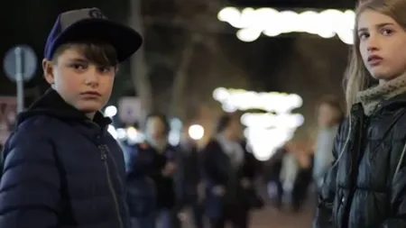 Reacţia surprinzătoare a unor BĂIEŢEI atunci când sunt rugaţi să LOVEASCĂ o FATĂ VIDEO