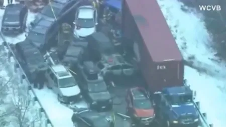 Accident în lanţ în SUA: Zeci de maşini s-au ciocnit din cauza ninsorii puternice VIDEO
