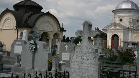 Gestul PERVERS al unor tinere într-un CIMITIR: Au NECINSTIT MORŢII prin gesturi EXPLICITE FOTO