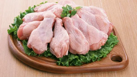 TRUCURI EFICIENTE. Cum poţi să decongelezi SIMPLU şi RAPID carnea de pui
