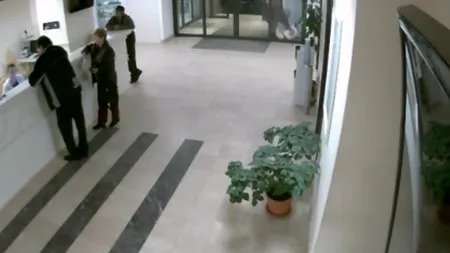 REVOLTĂTOR: Mamă surprinsă în momentul în care îşi abandonează copilul VIDEO