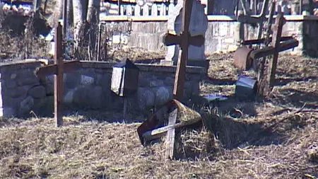 Un bărbat a furat crucile de lemn din cimitir ca să facă focul VIDEO