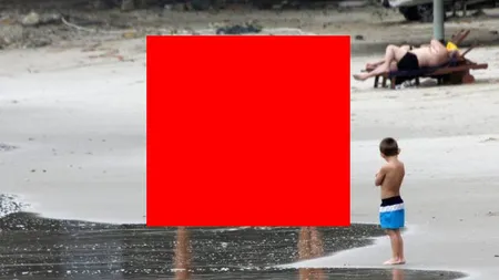 MIC, MIC, dar ATENT. Ipostaza sexy care a atras atenţia unui băieţel pe PLAJĂ FOTO
