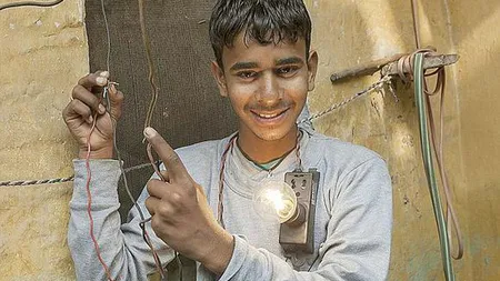 Adolescentul-BOMBĂ. Înmagazinează în corpul lui curent electric pentru 500 de case VIDEO