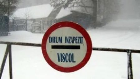 DRUMURI ÎNCHISE din cauza viscolului. TRAFIC îngreunat sau restricţionat pe alte artere