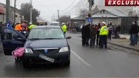 Trei eleve, SPULBERATE pe trecerea de pietoni. Ghiozdanul unei fetiţe a rămas prins în bara maşinii