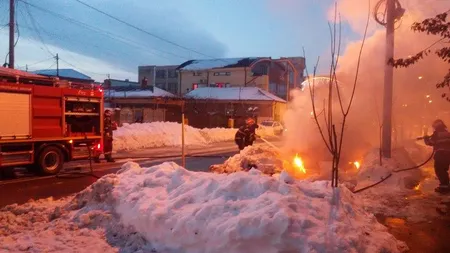 Panică pe o stradă din Brăila. O maşină a luat foc, flăcările au atins câţiva metri înălţime VIDEO