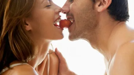 Alimente de consumat în dormitor. Ce-ţi stârneşte pofta de amor?
