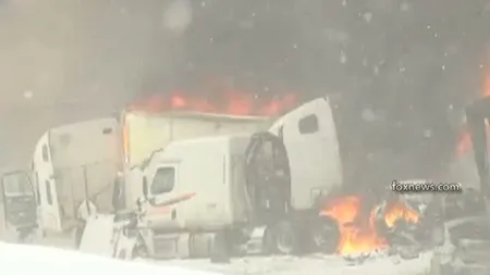FURTUNĂ DE ZĂPADĂ în SUA: Un mort şi zeci de răniţi în urma unui carambol VIDEO