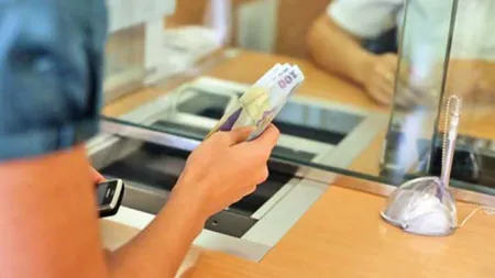 Uimitor. Un bărbat s-a dus la BANCĂ cu MAMA sa MOARTĂ pentru a-i scoate banii din cont FOTO