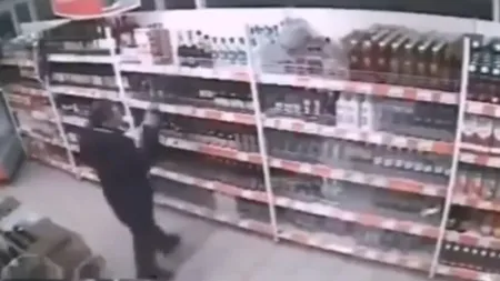 Cel mai PROST HOŢ din lume. Ce a păţit un BĂRBAT după ce a încercat să fure BĂUTURĂ dintr-un SUPERMARKET VIDEO