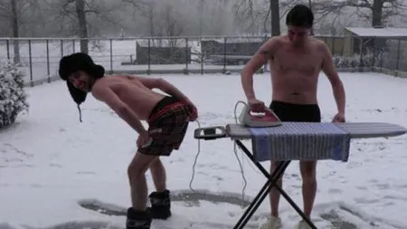 FIE IARNA cât de GREA, OAMENII se pot DISTRA. Cele mai amuzante imagini cu iz de nea FOTO