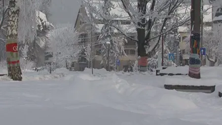 Viscol puternic la munte, TURIŞTI BLOCAŢI în cabane din cauza vremii