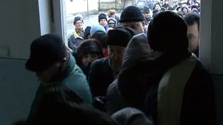 Îmbulzeală şi nervi la coada pentru alimente gratuite de la UE VIDEO