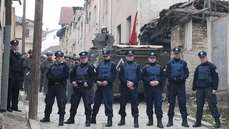 Incidente violente între poliţişti şi mii de manifestanţi în faţa sediului guvernului de la Pristina