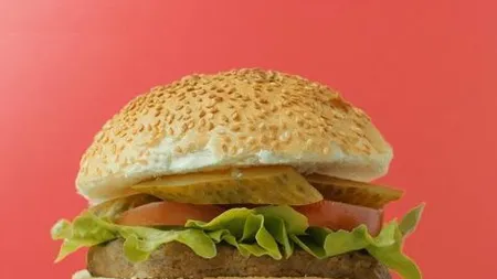 UIMITOR. Motivul pentru care MÂNCAREA FAST FOOD din reclame arată mai bine