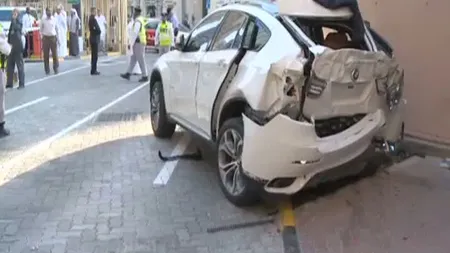 O şoferiţă a căzut cu maşina de la etajul şase al unei parcări VIDEO