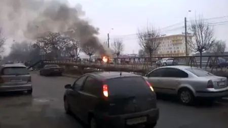 Panică la Iaşi: O maşină a luat foc într-o parcare VIDEO