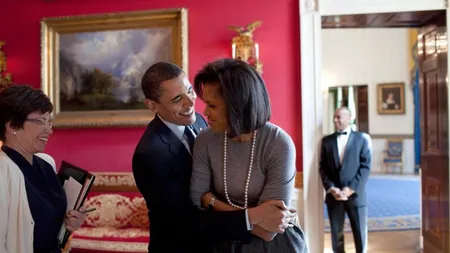 BARACK OBAMA, în ipostaze intime cu Michelle Obama. Poza cu UN MILION de like-uri
