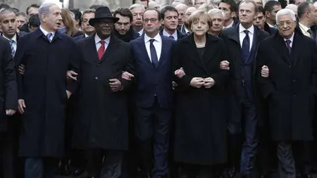 FOTOGRAFIA ZILEI: Angela Merkel îl îmbrăţişează pe Hollande