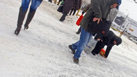 VREMEA în weekend. Scăpăm de ger, dar dăm de POLEI