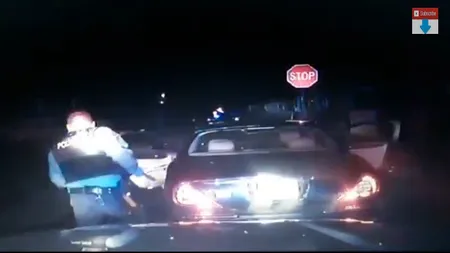 IMAGINI ŞOCANTE! Bărbat împuşcat de un POLIŢIST, cu toate că ţinea mâinile ridicate VIDEO