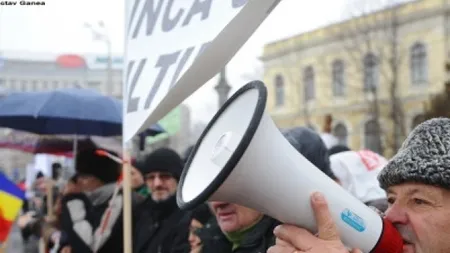 Revoluţionarii continuă greva foamei şi protestele de la Guvern