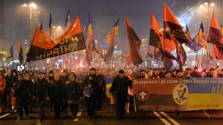 Mii de ultranaţionalişti au defilat cu torţe la Kiev