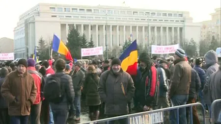 Sute de revoluţionari au protestat la Guvern faţă de obligativitatea obţinerii de noi certificate