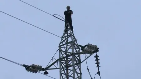 Protest la 50 de metri înălţime. Un bărbat este supărat că pe strada sa nu există canalizare VIDEO