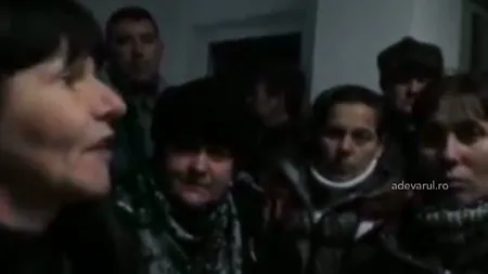 Sediul Poliţiei Vâlcea, luat cu asalt. Peste o sută de oameni, revoltaţi că au fost înşelaţi VIDEO