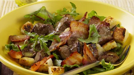 REŢETA ZILEI: Salată cu ficăţei de pui