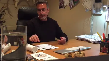Răzbunarea unui fiu pe tatăl care îi deschidea toate SCRISORILE. Ce i-a făcut este MEMORABIL  VIDEO
