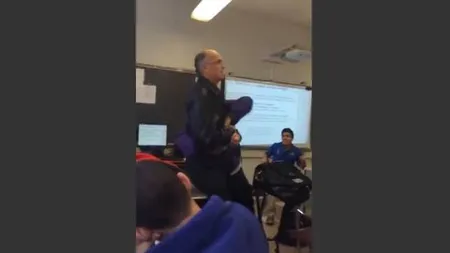 PROFESOR BĂTUT de un ELEV după ce i-a cofiscat TELEFONUL. Imaginile au fost filmate în clasă de un coleg VIDEO