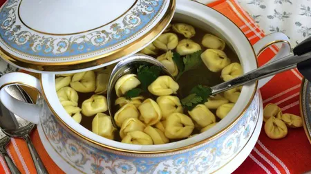 REŢETA ZILEI: Supă de pui cu tortellini