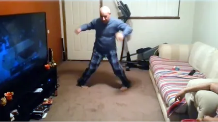 Un TATĂ se rupe în figuri pe modul OLD SCHOOL. Fiul l-a filmat şi a postat imaginile hilare pe internet VIDEO
