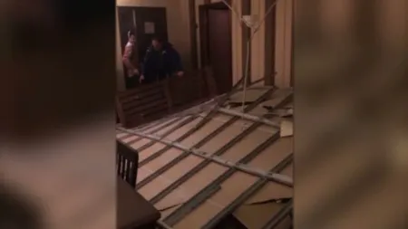 INCIDENT GRAV la un hotel de lux din Poiana Braşov: Tavanul unei camere s-a prăbuşit VIDEO