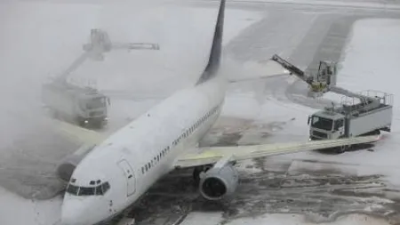 Traficul aerian se desfăşoară în CONDIŢII DE IARNĂ. Avioanele au ÎNTÂRZIERI la decolare