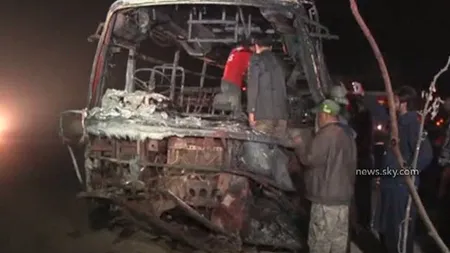 Tragedie în Pakistan: 57 de oameni au ars de vii după ce o cisternă cu benzină a lovit un autocar VIDEO