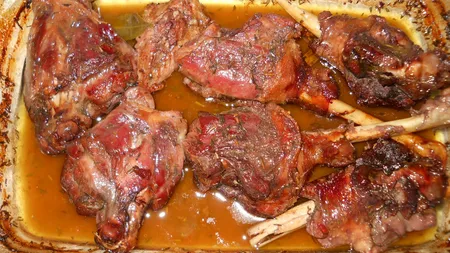 Cum se curăţă vasele de gătit din sticlă