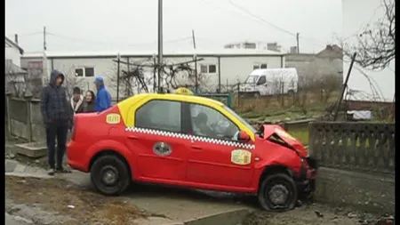 Accident violent în Vâlcea. O maşină a rupt gardul unei case şi a intrat în curte VIDEO