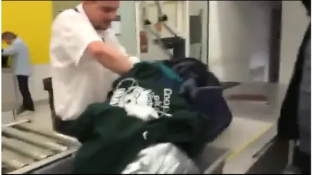Cum să îţi faci de RÂS prietenul în AEROPORT. Ce i-au ascuns în bagaje înainte de control VIDEO