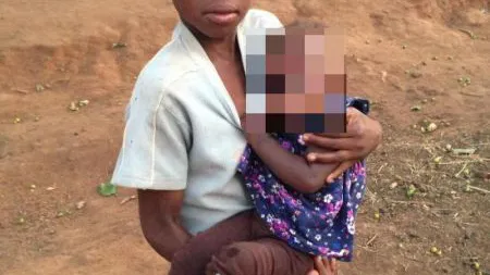 Reacţia unei FETIŢE din Africa atunci când vede pentru prima oară o persoană de culoare albă FOTO