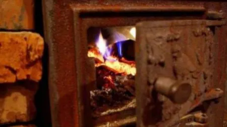 Un tânăr de 18 ani ars în timp ce încerca să aprindă focul în sobă. Băiatul se zbate între viaţă şi moarte