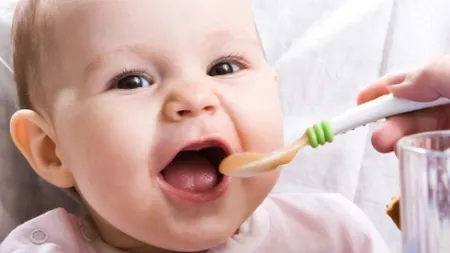 Probleme frecvente legate de hrănirea bebeluşului: Bebe scuipă laptele