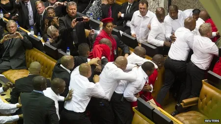Bătaie generalizată în Parlamentul Africii de Sud, în timp ce preşedintele ţării ţinea un discurs VIDEO